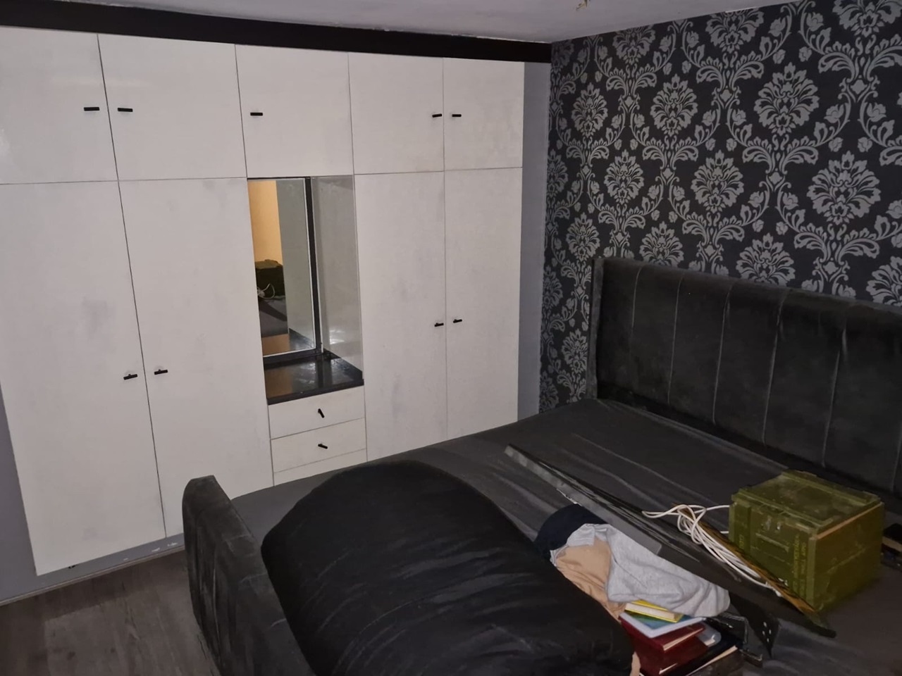 Lowedges S8. Lowedges Road property image