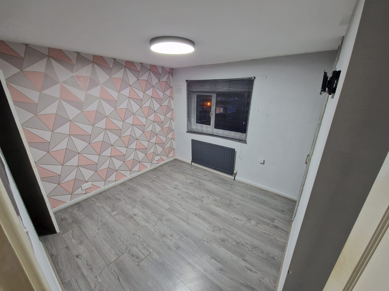 Lowedges S8. Lowedges Road – image 2