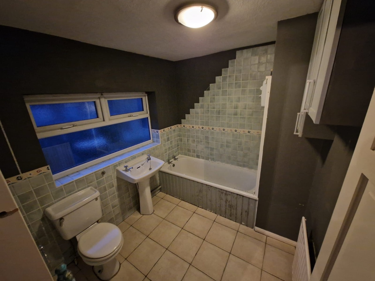 Lowedges S8. Lowedges Road – image 4